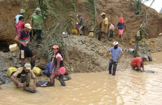 Varios mineros quedan atrapados en Sudfrica