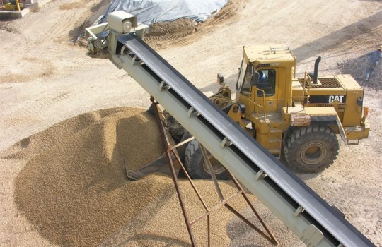 Minería modera caída en tercer trimestre, pero construcción anota primera baja en dos años