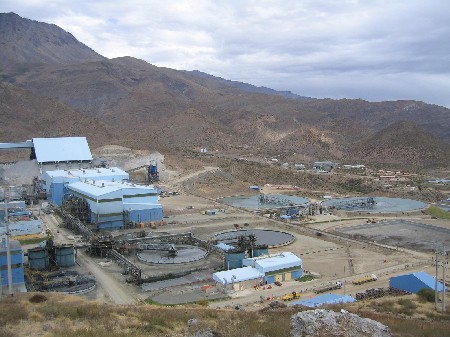 Minera del grupo Luksic prepara su salida de Alto Maipo mediante millonaria pérdida