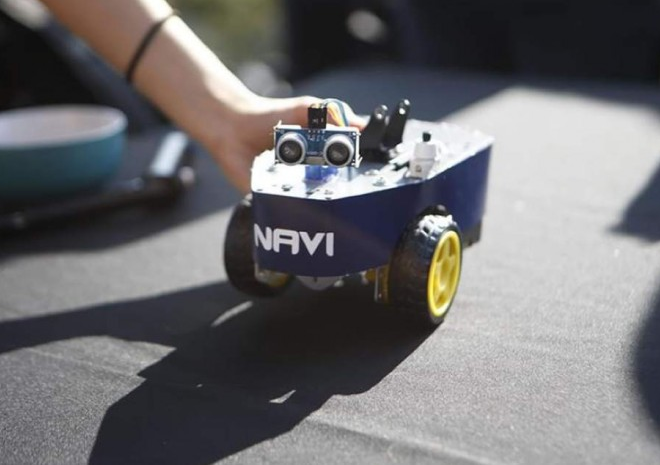 En la escuela de Ingeniería de la Universidad Católica (UC) de Chile. Robot lazarillo y drone que protege fauna nativa destacan en torneo científico