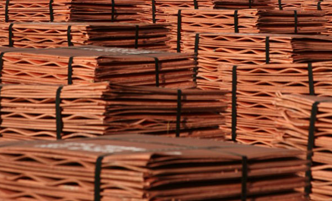 Cobre anota leve alza tras dura cada por temores de la guerra comercial