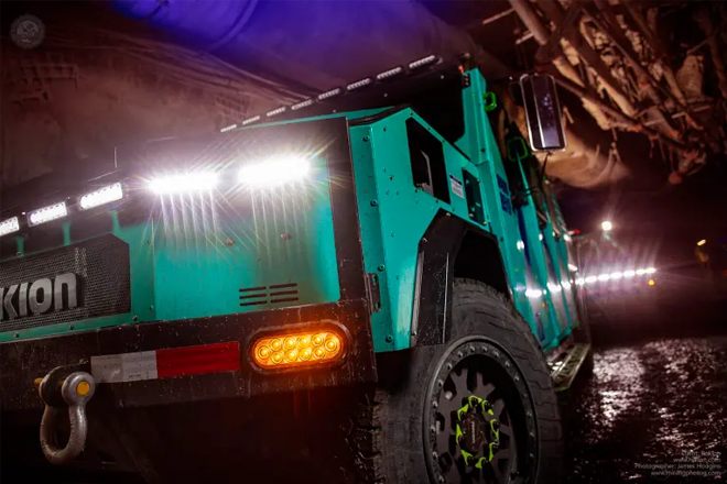 Newmont se apunta a la electromovilidad: este Rokion R400 transporta hasta a 12 personas bajo tierra en una mina de oro