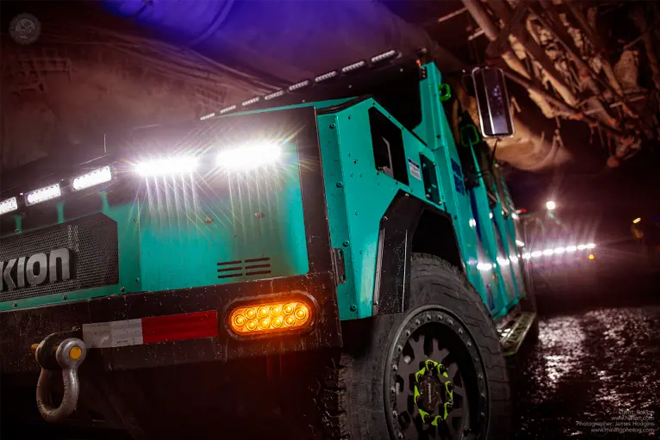 Newmont se apunta a la electromovilidad: este Rokion R400 transporta hasta a 12 personas bajo tierra en una mina de oro Newmont se apunta a la electromovilidad: este Rokion R400 transporta hasta a 12 personas bajo tierra en una mina de oro